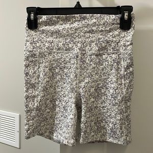 Vuori studios pocket shorts; light micro mini; cameo size small